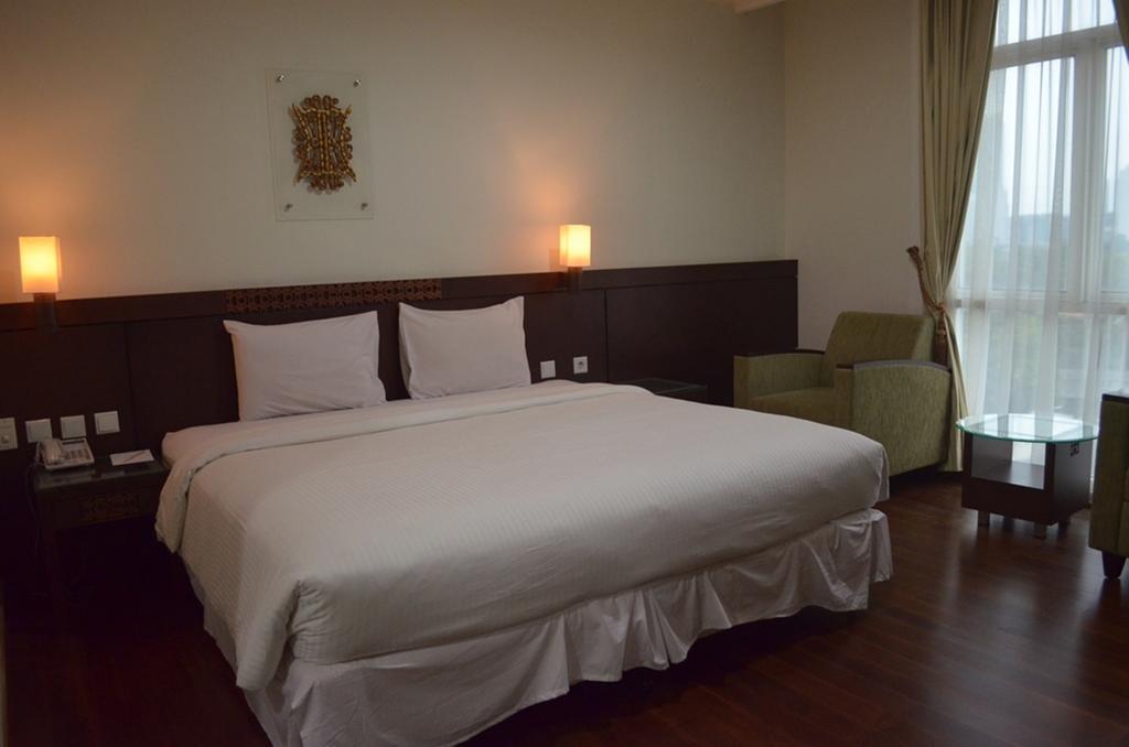 Amazing Kutaradja Hotel Jakarta Room photo